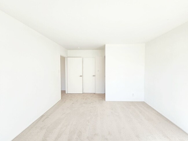 Building Photo - Top floor large 2 bed 2 bath open views at Woodlake