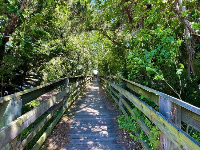 Building Photo - Freshly painted & Available NOW! Tri-Level...