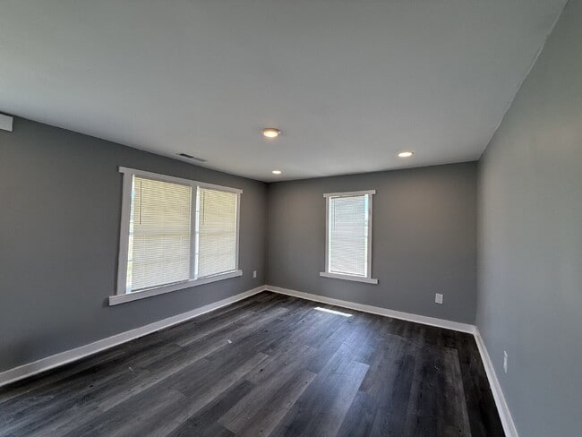 Building Photo - 2 bedroom Cozy Living with Modern Comforts!"