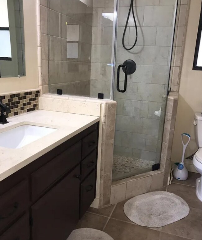 Building Photo - Spacious single family home in Bakersfield - Schedule your tour now!