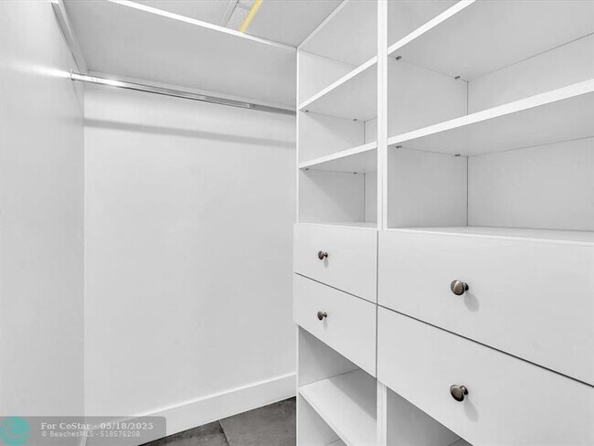 Building Photo - 300 Bayview Dr