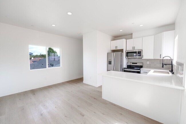 Building Photo - 2860 Webster Ave