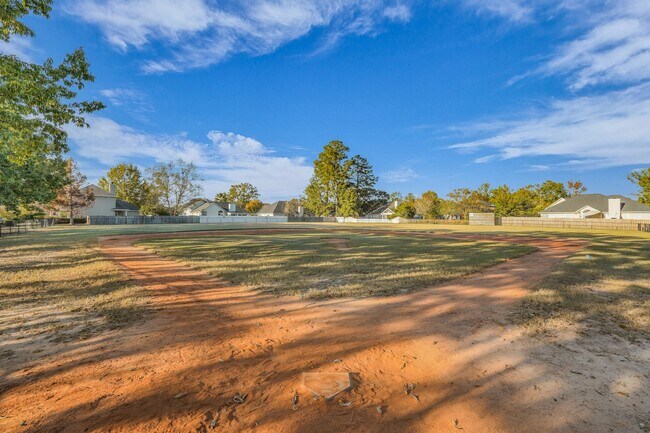 Building Photo - Centrally Located Home in Richmond Hill