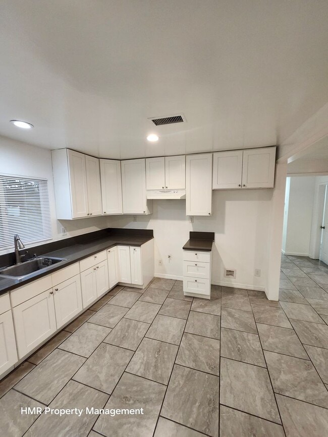 Building Photo - Beautiful remodel 3 bed 2 bath house