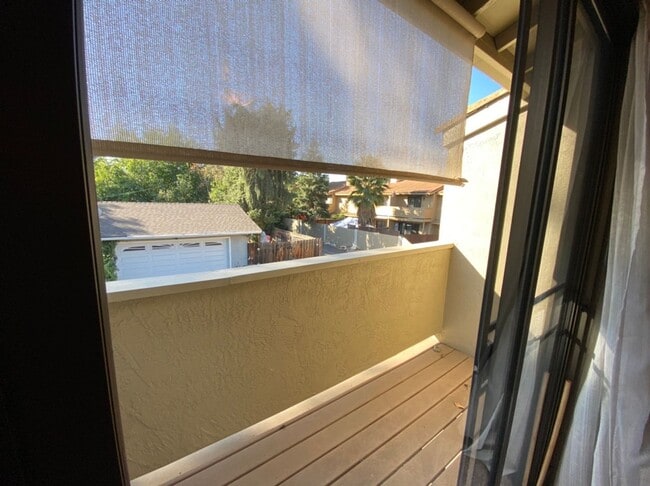 Building Photo - Two bedroom condo in Gated Community with ...