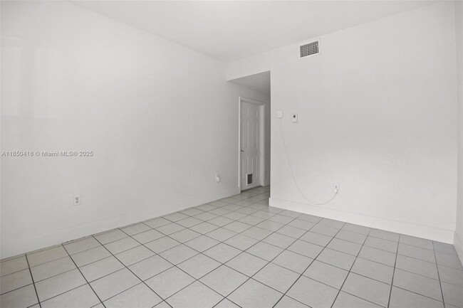 Building Photo - 980 SW 6th Ave