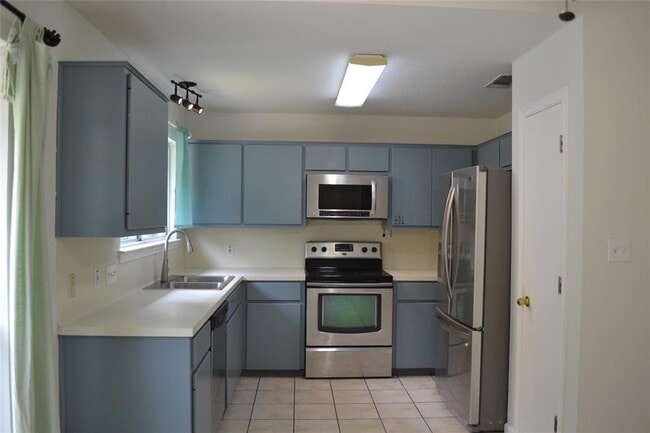 Building Photo - 2500 Cherrylawn Dr