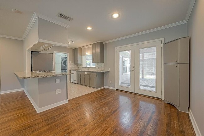 Building Photo - 942 W 30th St