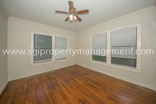 Building Photo - 902 S Oak Cliff Blvd
