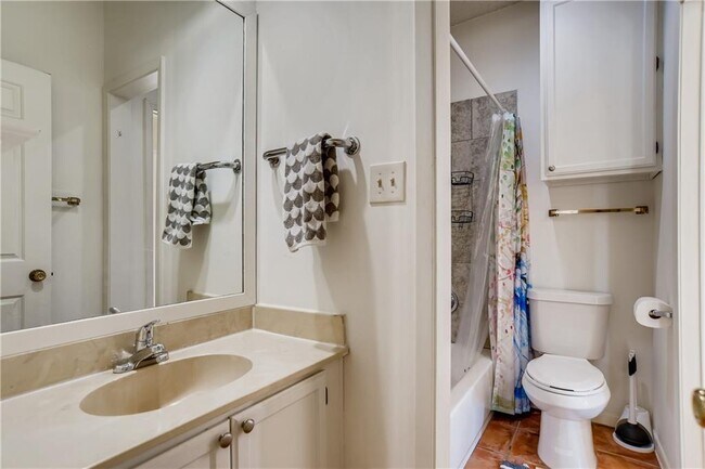 Building Photo - 711 W 21st St