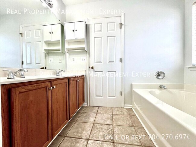 Building Photo - 9902 Redbud Tree Ct