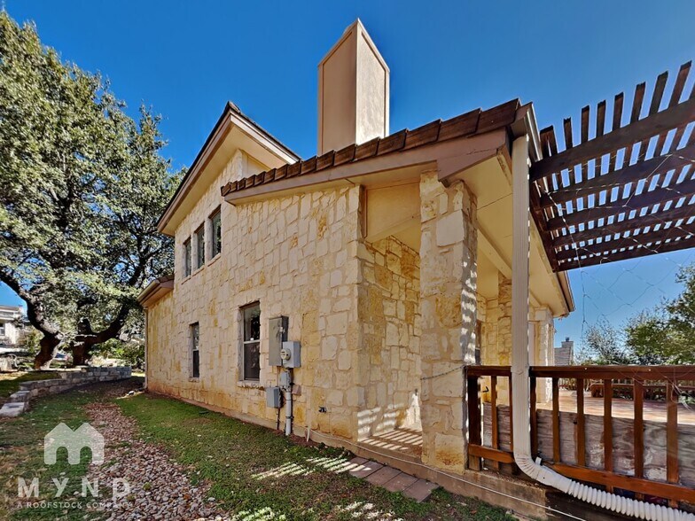 Building Photo - 914 Almadin