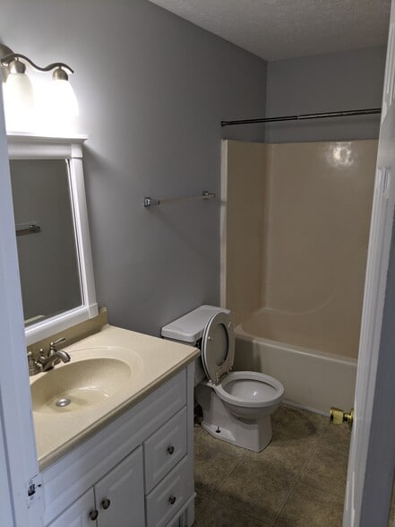 Full bath 2 - 179 Clover Valley Cir