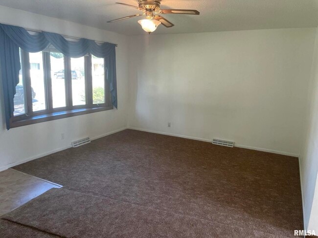 Building Photo - 4625 Candlelight Dr