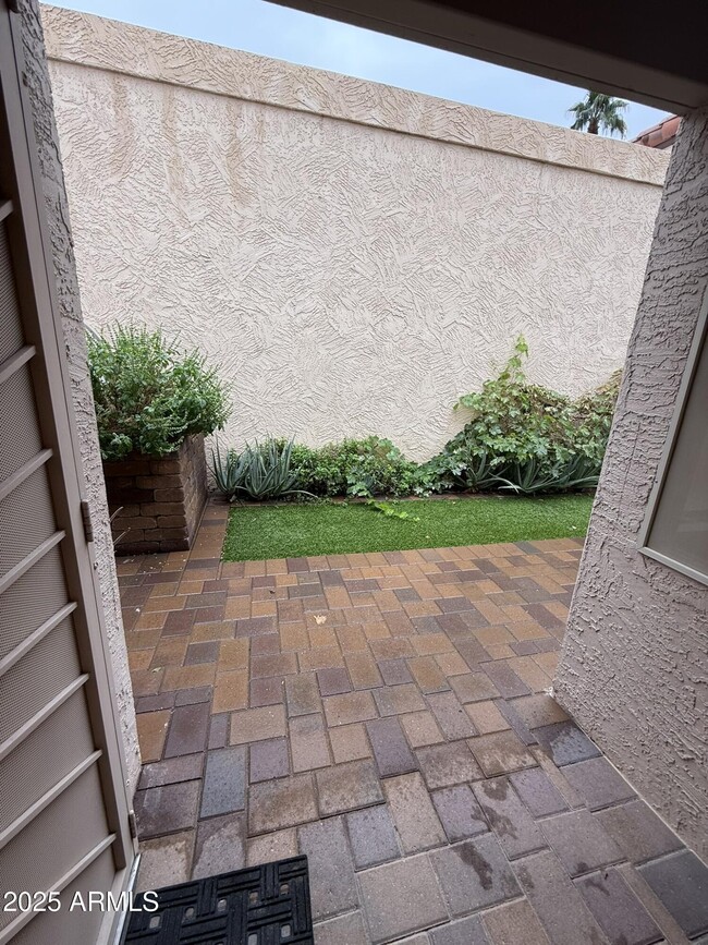 Building Photo - 10854 E Yucca St