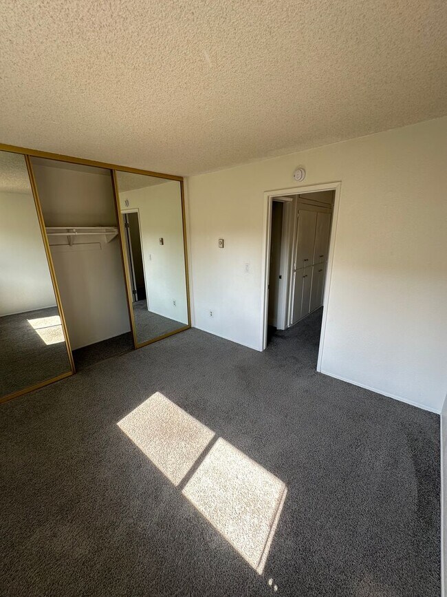 Building Photo - BRIGHT 2BR TOWNHOME IN GENESEE HIGHLANDS W...
