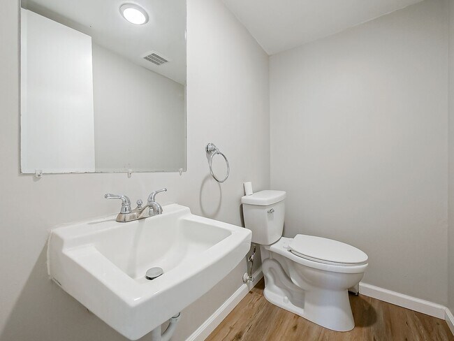 Building Photo - Freshly Updated 2BR Home in Prime White Lake Location!