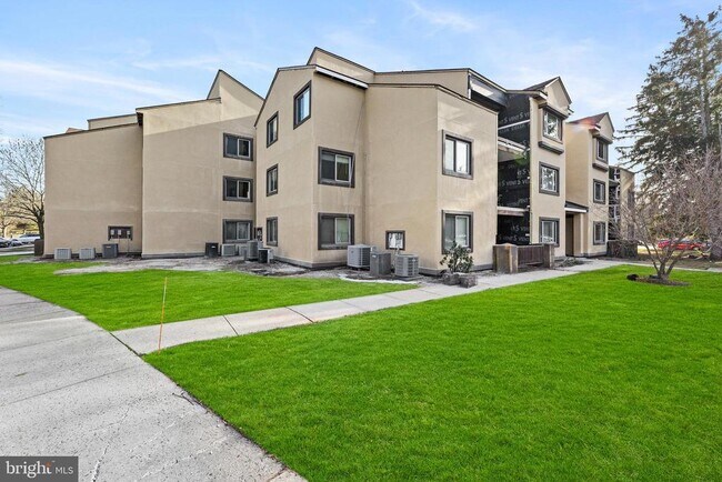 Building Photo - 3226 Sayre Dr