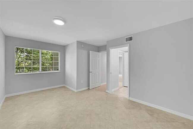 Building Photo - 5005 Wiles Rd