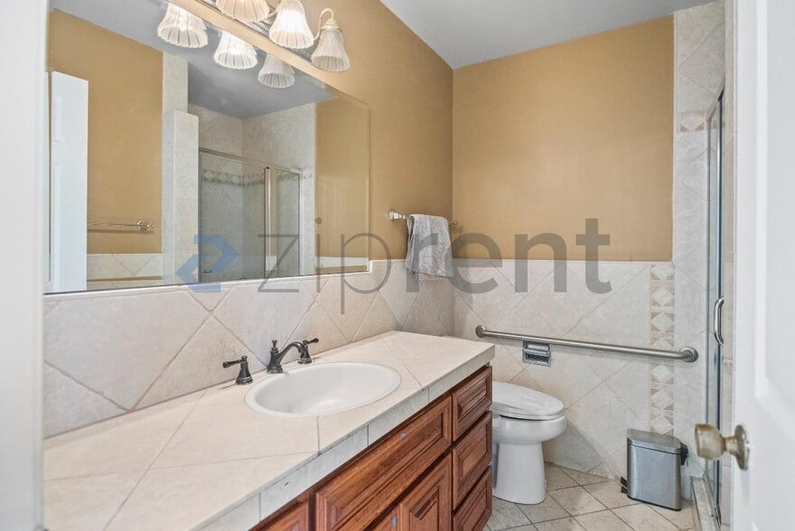 Building Photo - 743 Shawnee Ln