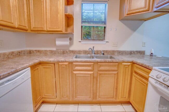 Building Photo - 8111 Stonebrook Dr