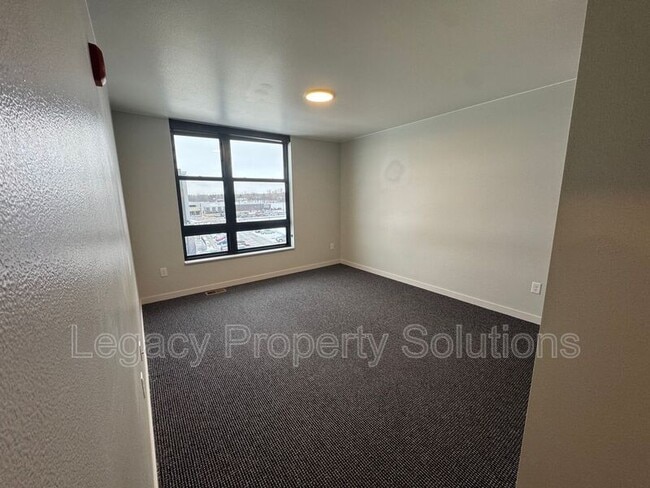 Building Photo - 208 E Greenfield Ln