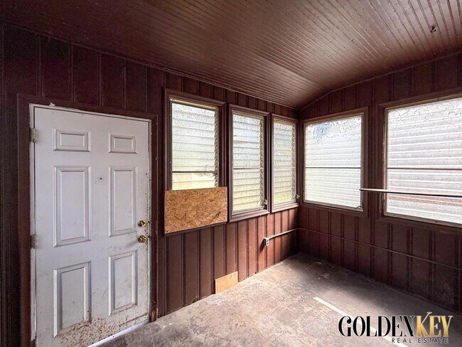 Building Photo - Updated large 3 bed/1.5 bath Westside Home!
