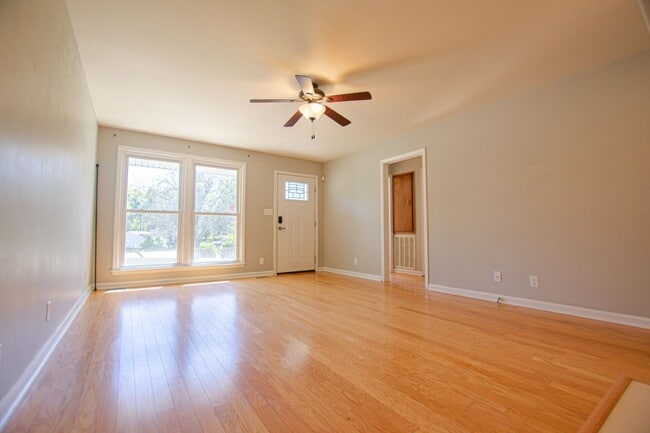 Building Photo - Updated Three Bedroom!