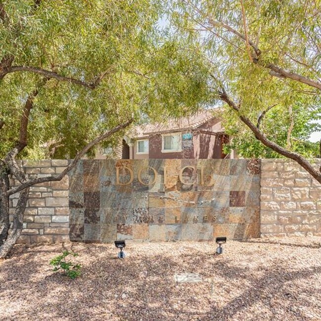 Building Photo - Remodeled Ground Floor 2 Bed Condo Ready for Move In