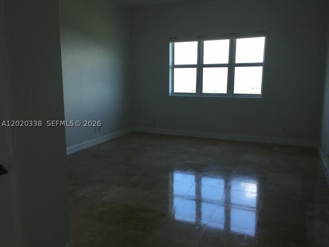 Building Photo - 14951 Royal Oaks Ln