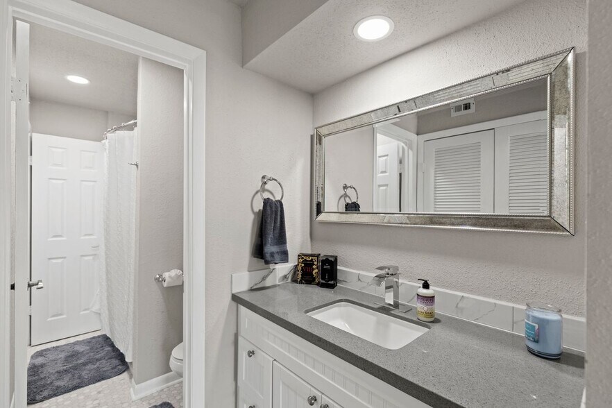 Building Photo - 5094 Glenmont Dr