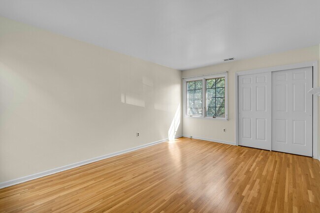 Building Photo - 10 Shelley Pl