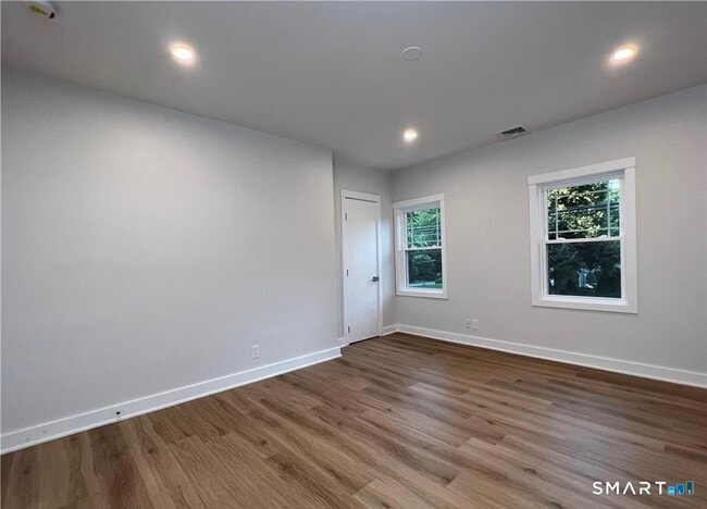 Building Photo - 429 Round Hill Rd