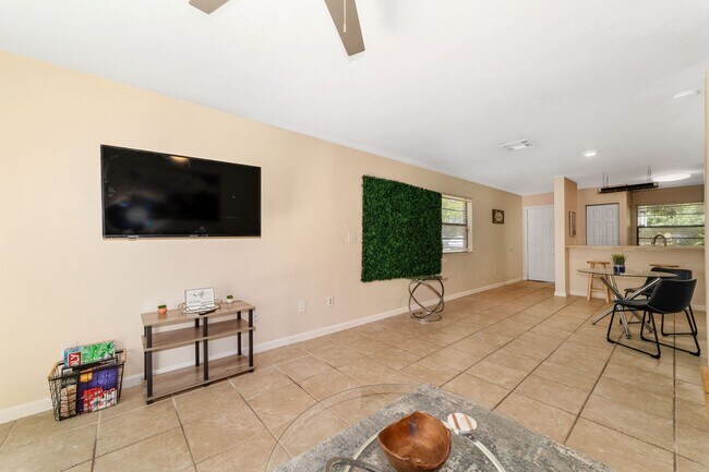 Building Photo - Haystacks Condo