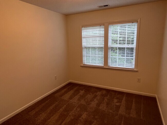 Building Photo - Cute 3 bedroom 1.5 bath home located close...