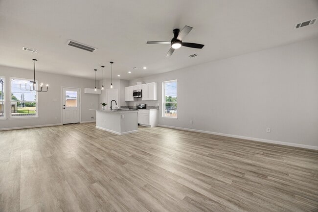 Building Photo - 8 Donna Ct