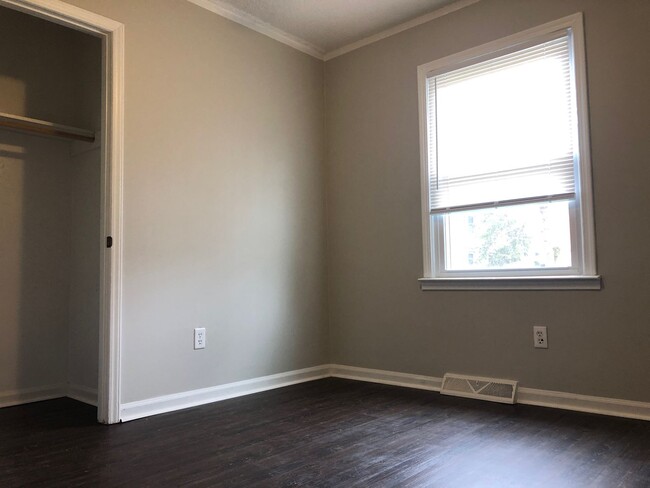 Building Photo - MOVE-IN READY! Move-in Special $300 off fi...