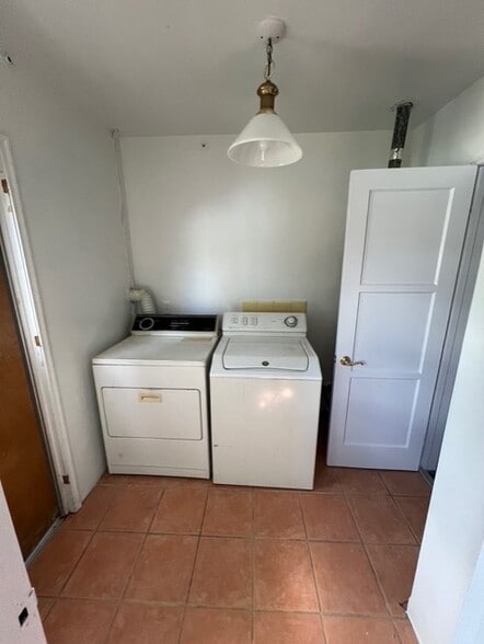 Building Photo - 10810 Camarillo St