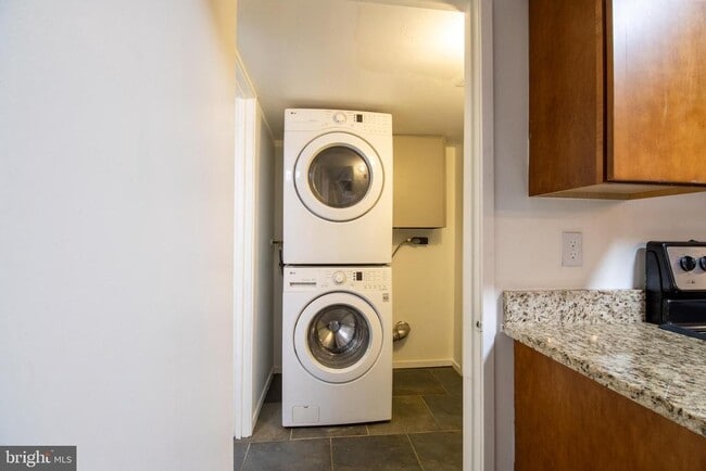 Building Photo - 6277 Occoquan Forest Dr