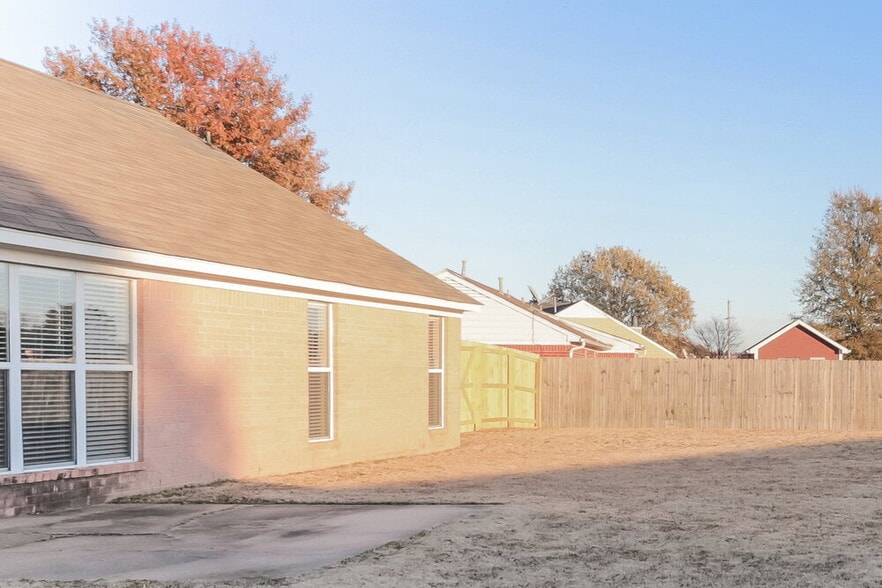 Building Photo - 4241 Meadow Creek Dr