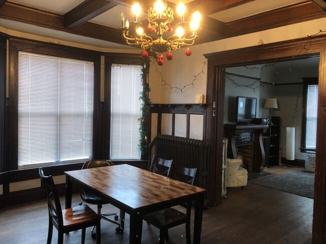 Building Photo - Downer upper house