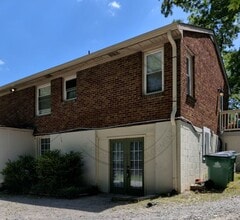 Building Photo - Cozy Garden Apartment in Donelson with a Spring Special!