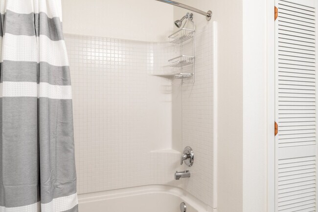 Building Photo - 330 3rd Ave W