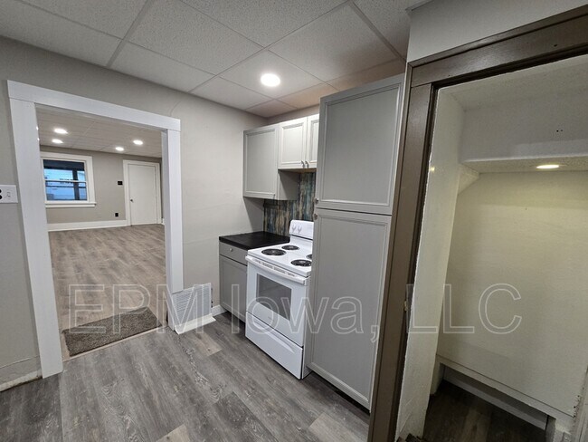 Building Photo - 115 Summit Ave