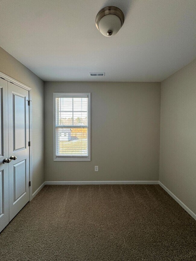 Building Photo - Spacious 4 Bed 2.5 Bath Home with Flex Rooms