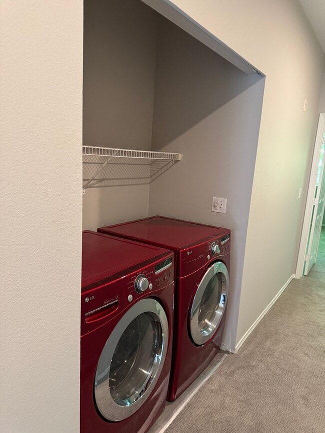 Building Photo - Gorgeous Townhome with W/S/G AND Gas!