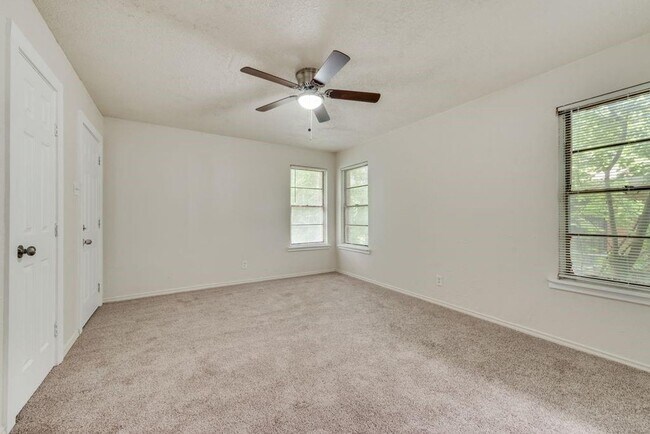 Building Photo - Charming Lease Opportunity in a Convenient Dallas Location!