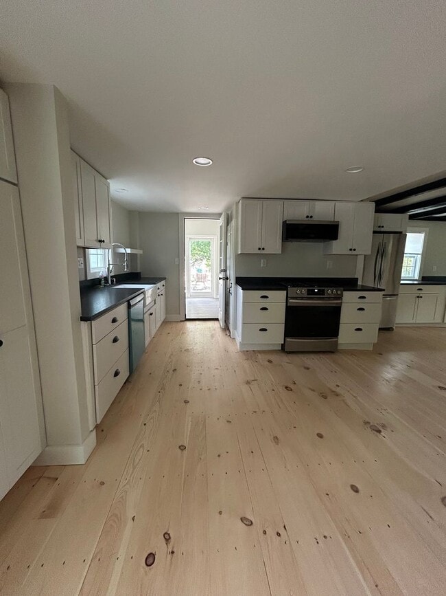 Building Photo - Beautiful renovated 5 bedroom 2.5 bath sin...