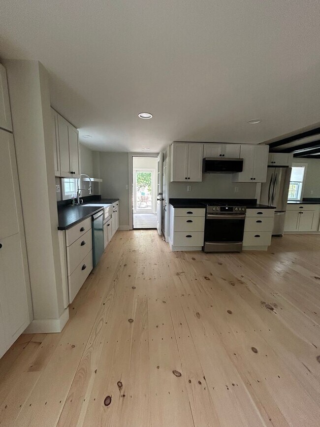Building Photo - PRICE REDUCTION - Beautiful renovated 5 be...