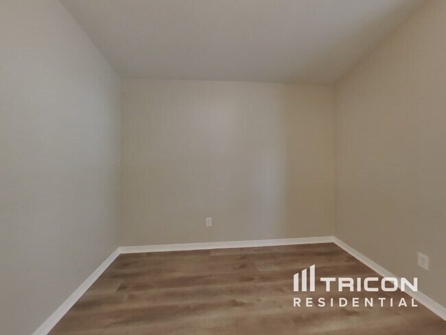 Building Photo - 653 Sand Ridge Dr